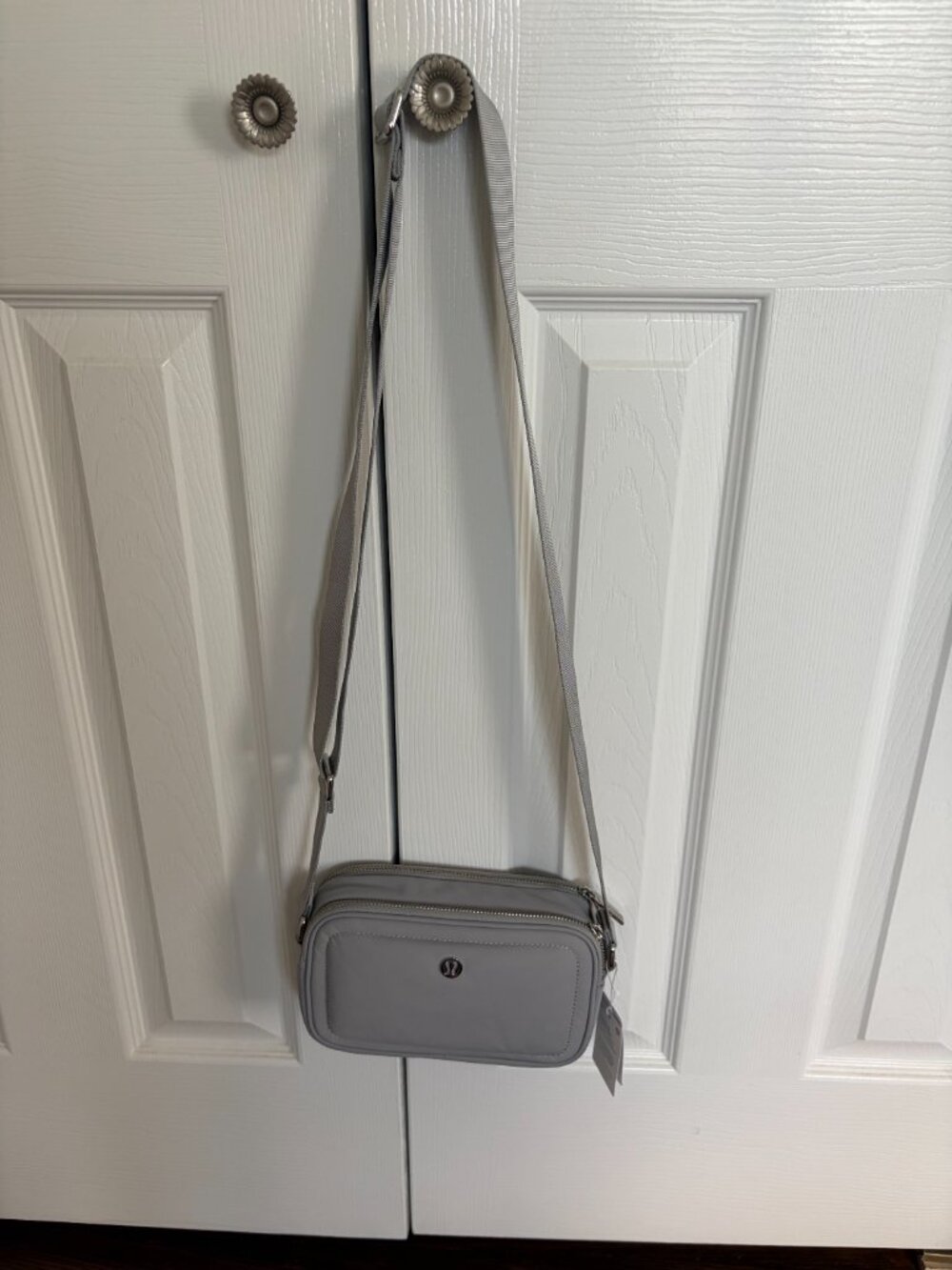Lululemon light gray camera bag - NWT - Picture 4 of 4